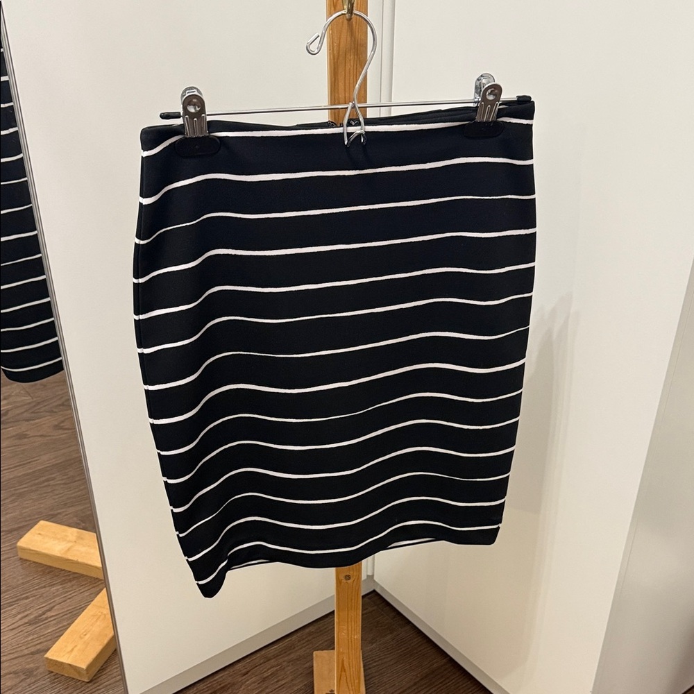 Banana Republic Striped Black and White Women's Skirt Size 0